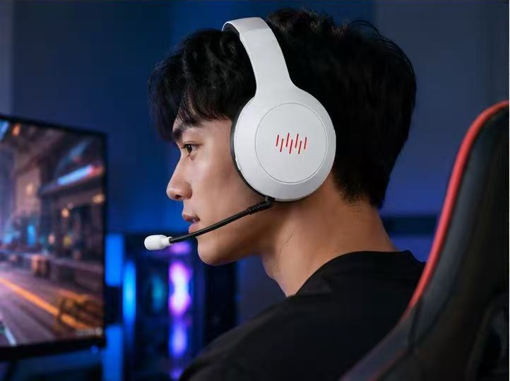 H10 gaming headset in use 3