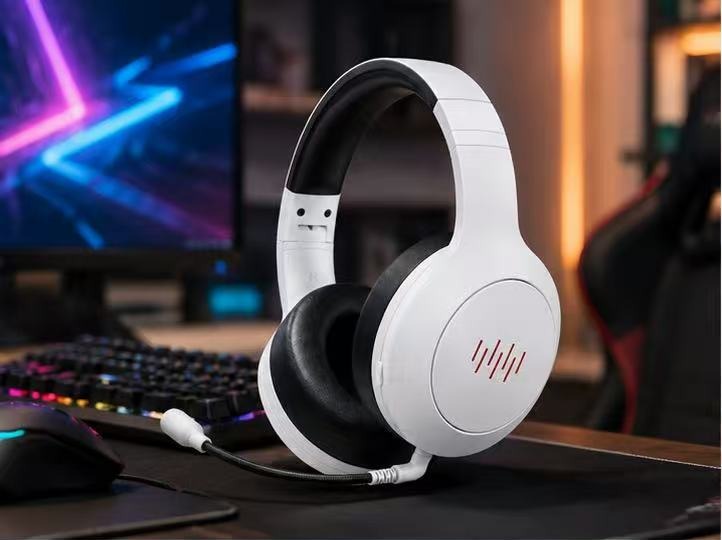 H10 gaming headset in use 1